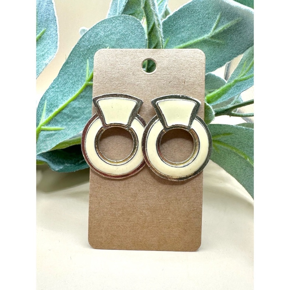 Cream/gold Vintage 80’s post back earrings